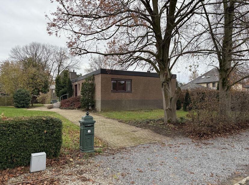 Deze verzorgde en lichtrijke gelijkvloerse woning verwelkomt je via een ruime inkomhal met vestiaire en gastentoilet. De aangename leefruimte met geze