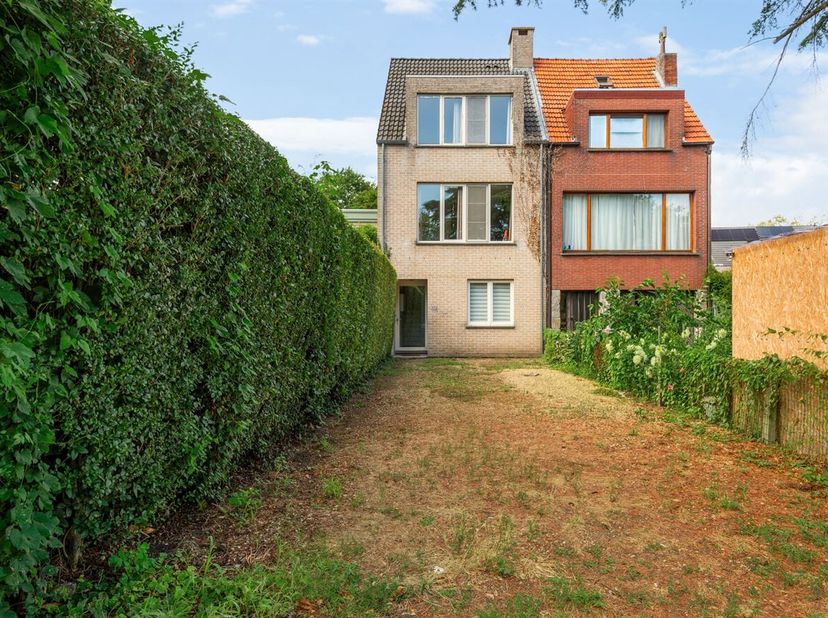 Triplex appartement op top locatie!<br />
Ligging:<br />
Borgeindstraat 36 geniet van een rustige en aangename ligging in Schoten, met winkels, schole