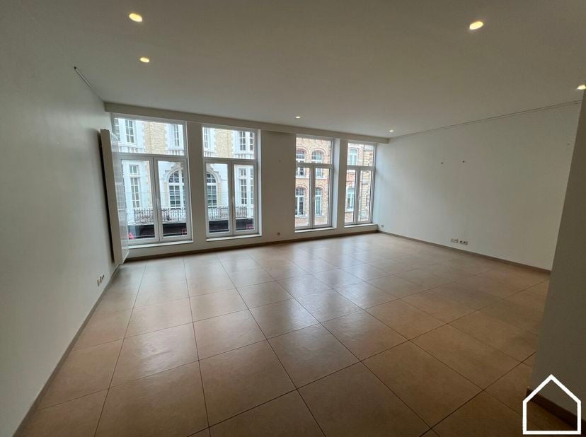 Gelegen op de tweede verdieping van een verzorgd gebouw, lift aanwezig, geniet dit appartement van een uitstekende ligging in het hart van de winkelst
