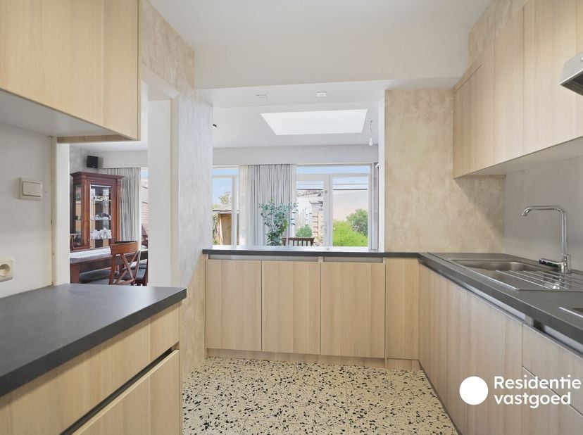 Deze verzorgde bel-étagewoning is rustig gelegen in Sint-Michiels, op korte afstand van winkels, scholen, openbaar vervoer en belangrijke invalswegen.