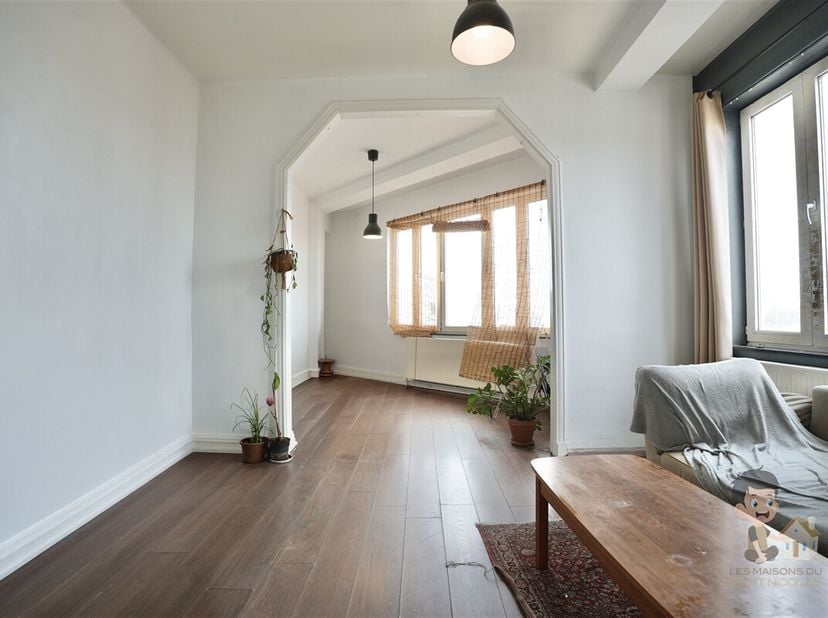 Appartement gelegen in Schaarbeek, op de 5e verdieping.<br />
Bestaande uit :<br />
- 3 slaapkamers<br />
- 1 badkamer<br />
- 1 functionele keuken<br