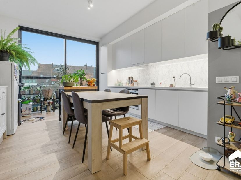 Ruim appartement met 4 slaapkamers en zonnig terras in het centrum van IeperOp zoek naar een ruim appartement met een praktische indeling en veel comf