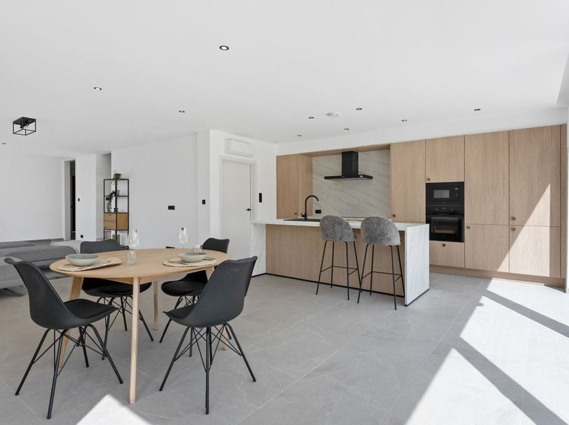 Volledig instapklare moderne halfopen bebouwing in de Herderstraat te Sint-Truiden met 3 slaapkamers, extra polyvalente ruimte, tuin en terras. Deze v