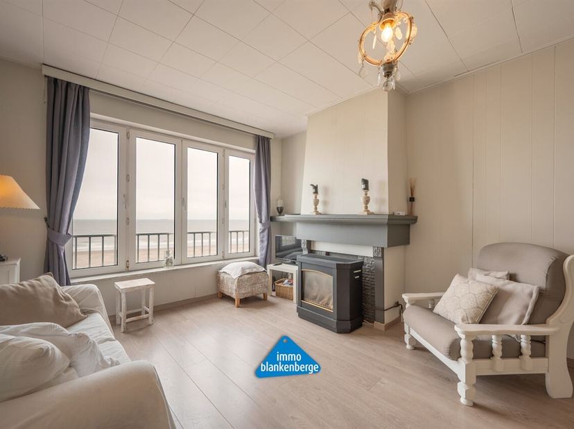 Ontdek dit charmant, volledig gerenoveerd en instapklaar gemeubeld appartement, ideaal gelegen op de Zeedijk aan de kant van de Pier. Hier geniet je e