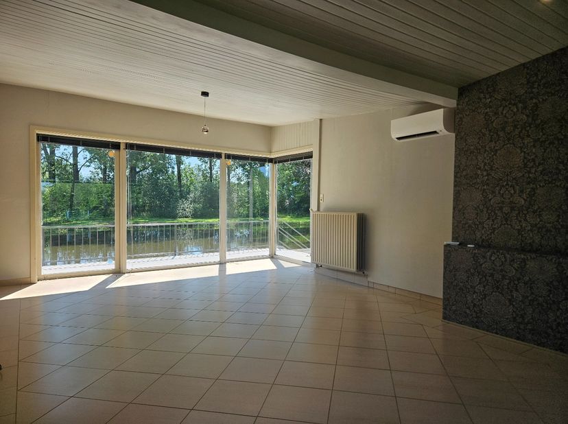 Deze charmante woning met 3 slaapkamers is rustig gelegen in Geel-Winkelomheide, te midden van een groene omgeving met vijvers en natuur. Tegelijk gen