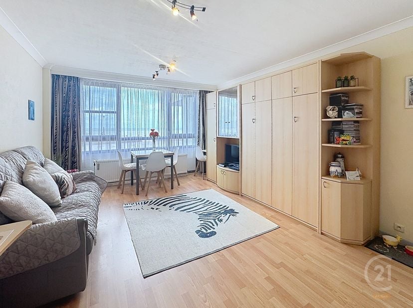 In Residentie Royal Palace bevindt zich dit verzorgd gelijkvloersappartement van het type doorloper. Het appartement beschikt over een lichtrijke open