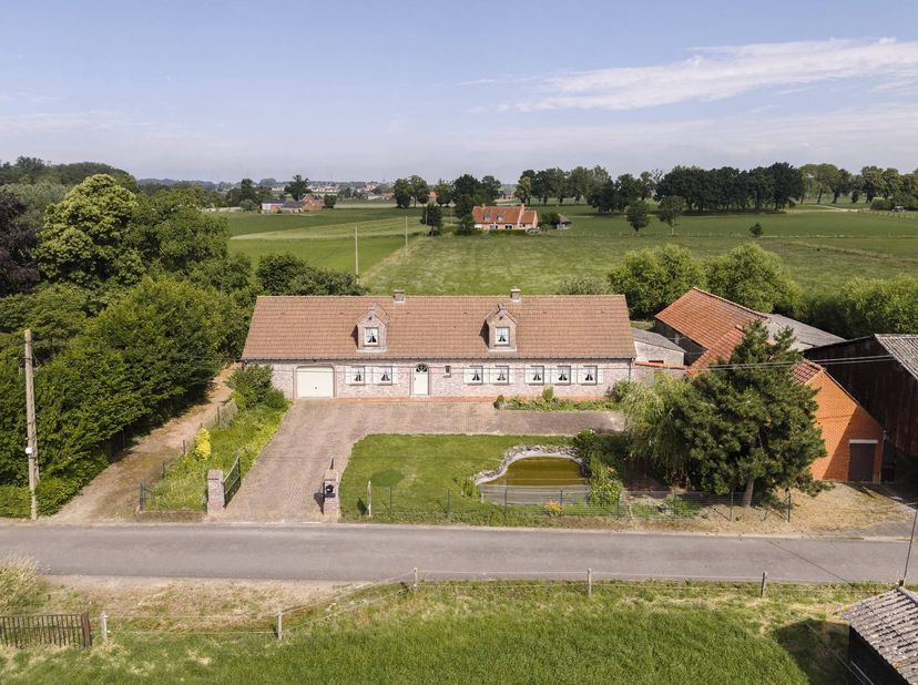 Bent u op zoek naar een karaktervolle eigendom met enorm veel potentieel in een oase van rust? Deze prachtig gelegen hoeve met bijgebouwen en weilande