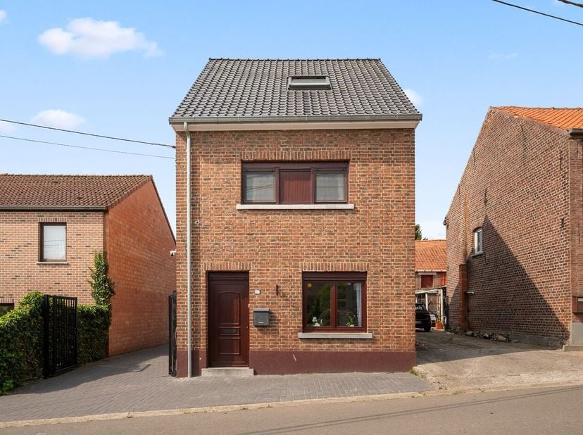 Bent u op zoek naar een ruime woning waar rust, comfort en een praktische indeling hand in hand gaan? Dan is deze instapklare gezinswoning in Hoelen z