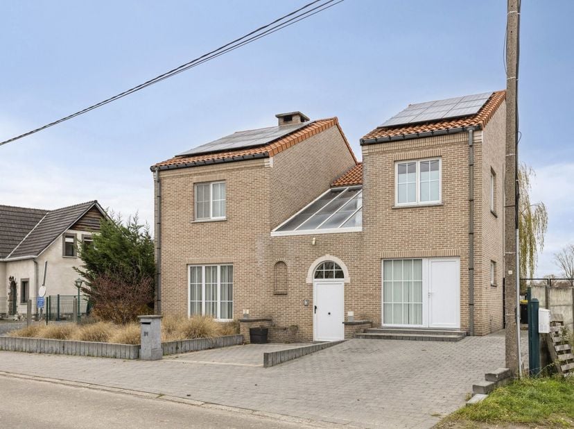Vanaf het moment dat je de woning binnenstapt, voel je de rustige, warme sfeer die dit huis zo bijzonder maakt. Op een ruim perceel van ongeveer 18a v