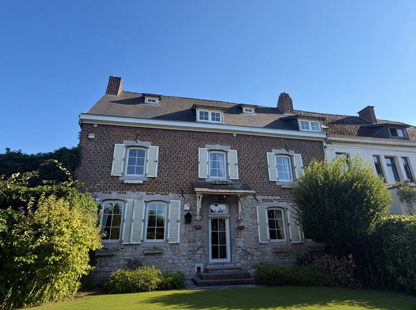 Splendide demeure de caractère à rafraichir, située à proximité de toutes les facilités comprenant:<br />
Rez: Hall d'entrée - 2 beaux salons - Cuisin