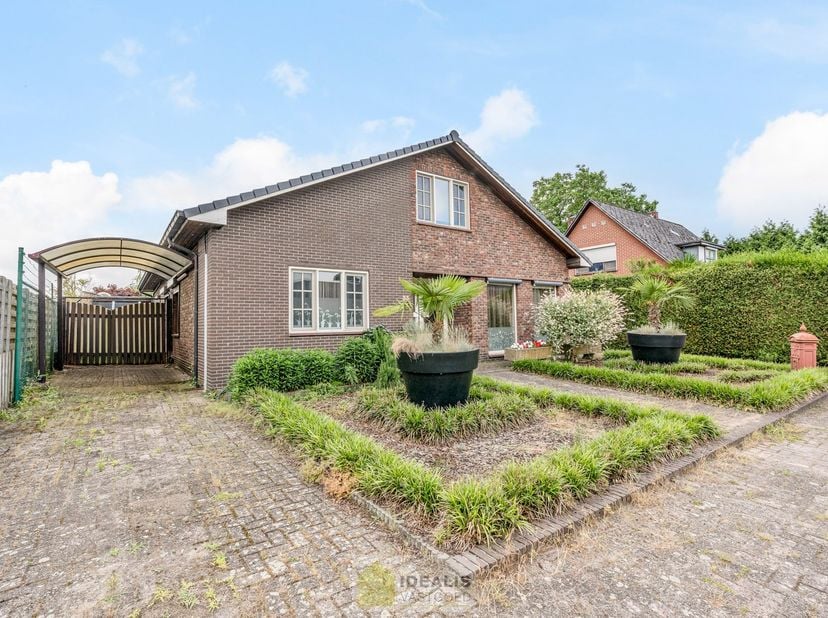 IDEALIS VASTGOED – RUIME, GERENOVEERDE EN INSTAPKLARE WONING MET 3 GELIJKVLOERSE SLAAPKAMERS, LICHTRIJKE LEEFRUIMTE MET OPEN KEUKEN ÉN AFGEWERKTE 2e V
