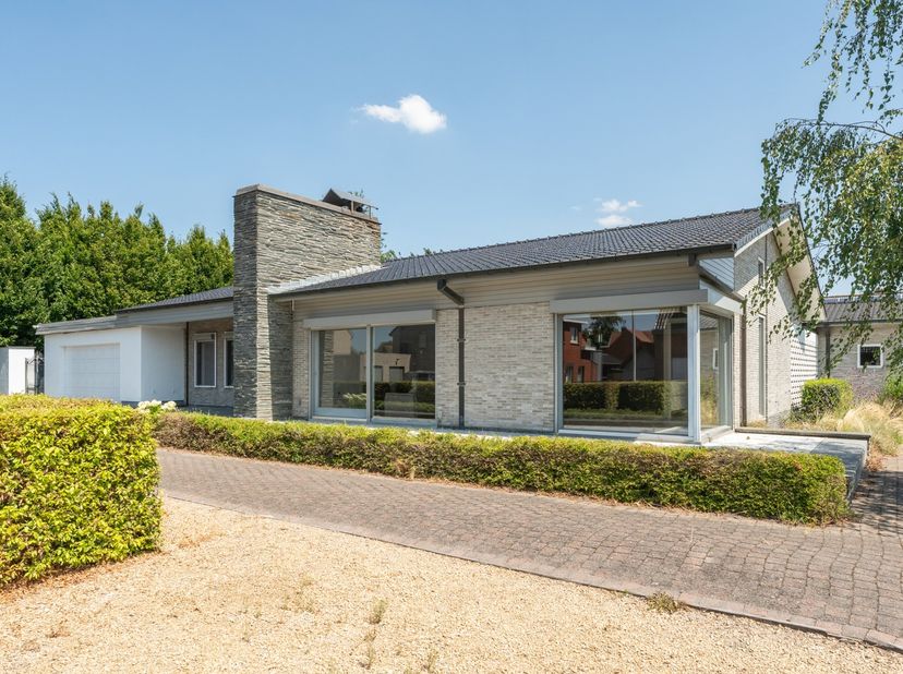 In de Sneppestraat in het centrum van Kortemark, op wandelafstand van de Markt in Kortemark, winkels, openbaar vervoer,... treffen we deze volledig ge