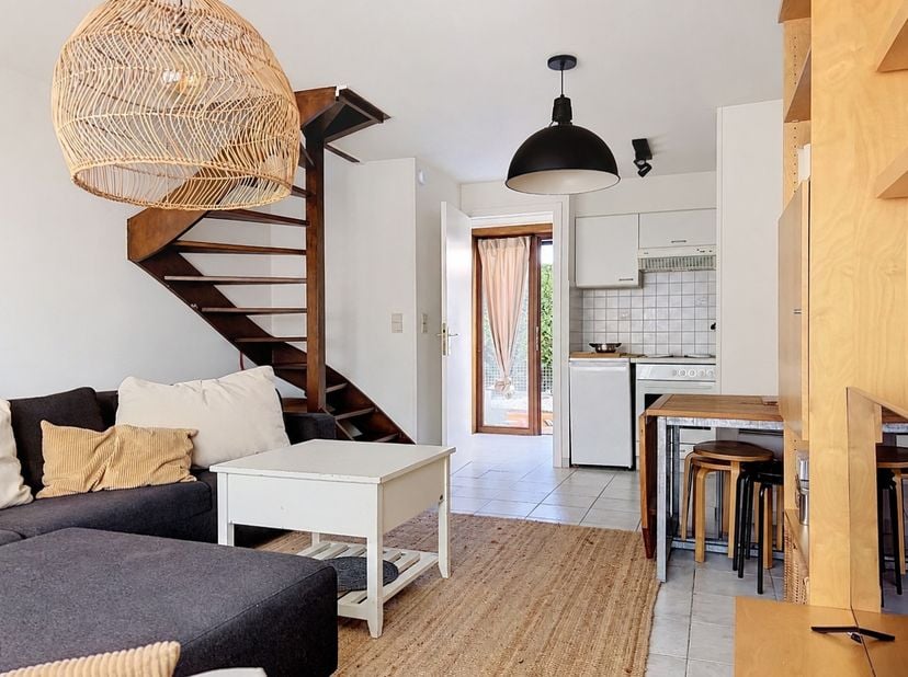 Deze instapklare (vakantie)woning is rustig gelegen in het domein Vierbarke, op een topligging tussen de vaargeul en het strand van Nieuwpoort-Bad. Hi