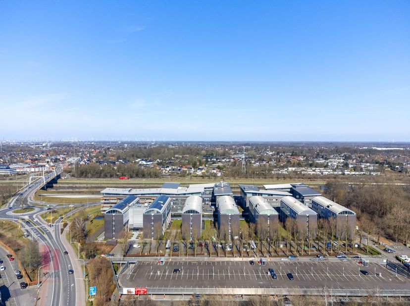 Zeer goed bereikbare kantoren van 552 m² te huur, ideaal gelegen dankzij de directe aansluiting met de R4 op slechts 1 km afstand. Deze verbinding zor