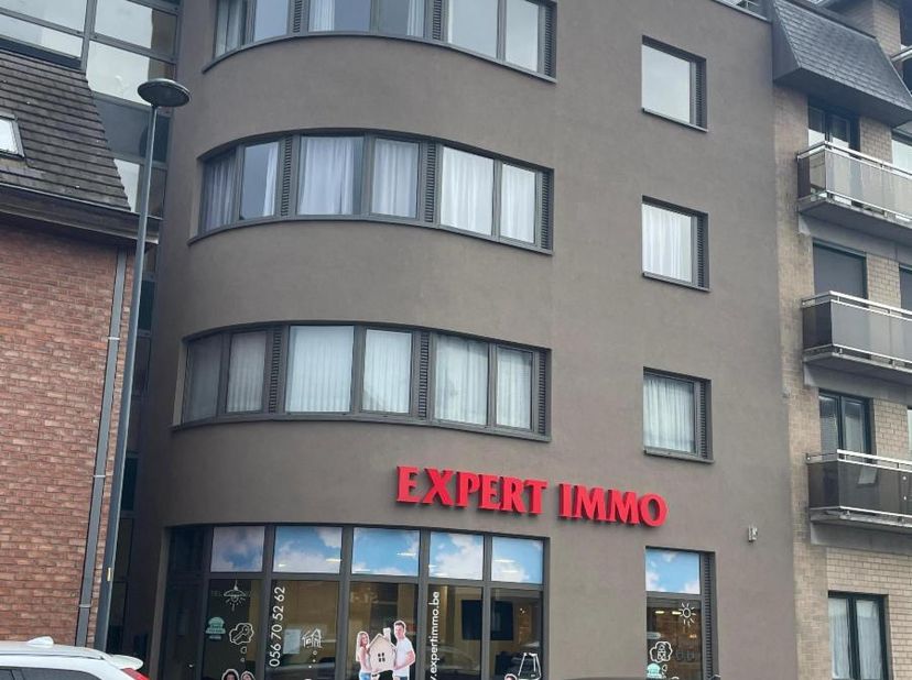 2-SLAAPKAMERAPPARTEMENT MET GARAGE - <br />
Dit aangename 2-slaapkamer appartement is gelegen in het hart van Harelbeke en combineert comfortabel wone