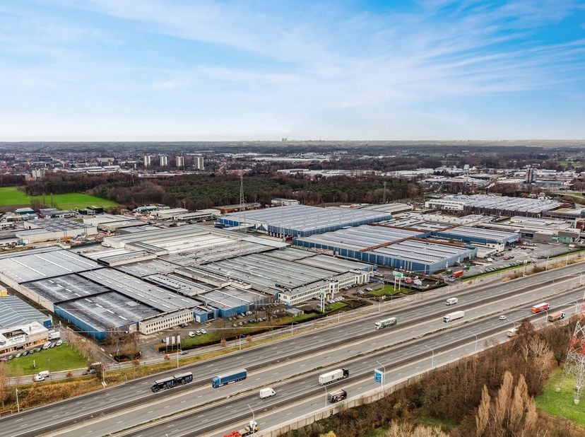 Logistieke site te huur – Sint-Niklaas (E17)<br />
Beschikbaarheid<br />
<br />
Magazijnen (6 units): 1.934 – 49.744 m²<br />
Terrein (2 units): 2.850