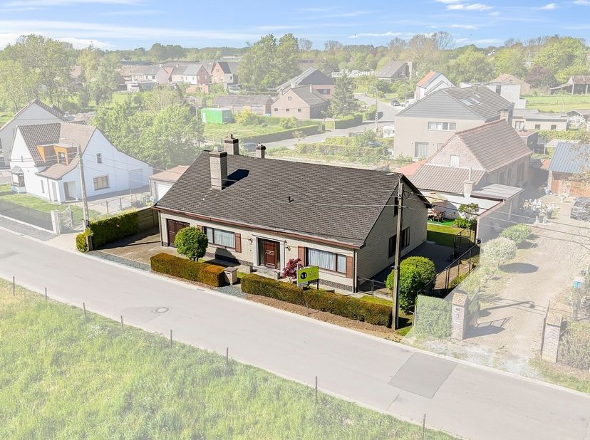 Zeer ruime bungalow met grote (nog in te richten) zolder, op een perceel van 520 m² met 2 garages, in een rustige straat nabij centrum Hamme.<br />
<