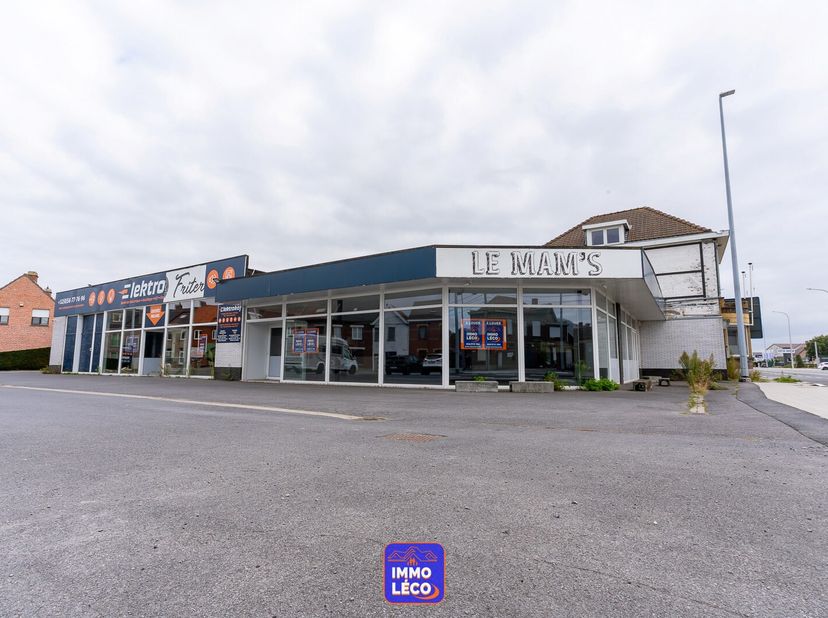 Grande surface commerciale libre d'occupation,<br />
développant une surface de 450m² avec :<br />
4 entrées indépendantes dont une double porte pour