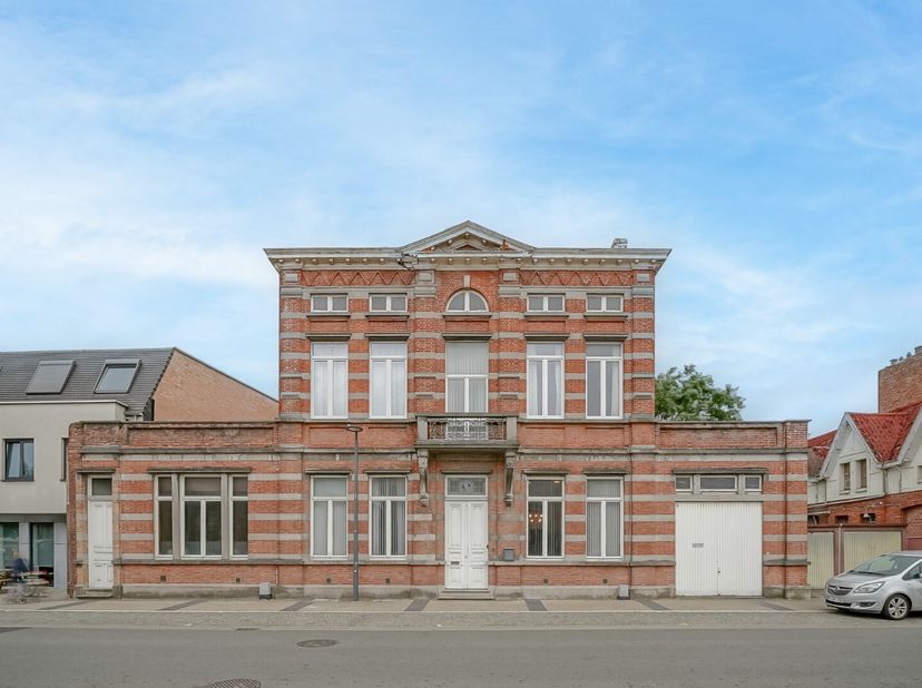 Unieke kans in het hart van Oudenburg! Hoogstraat 28 is een indrukwekkende notariswoning, ontworpen rond 1900 door de gerenommeerde architect Charles