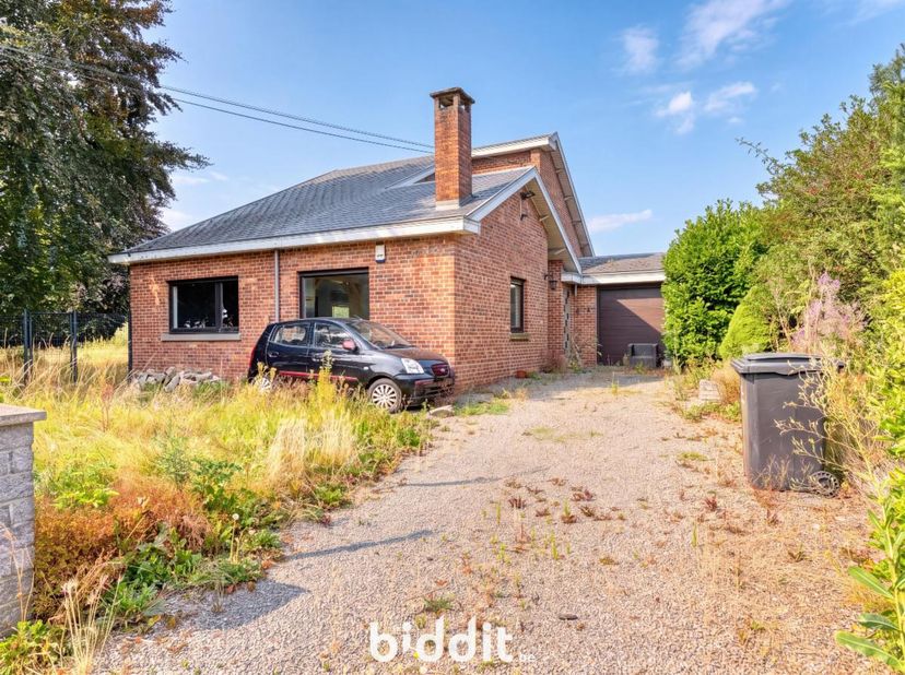 VILLA 4 FACADES AVEC JARDIN ET GARAGE<br />
<br />
Villa datant de 1965 d'une superficie bâtie de +/-180m², comprenant :<br />
Au rez-de-chaussée : ha