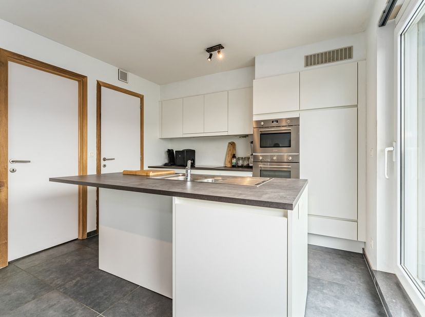 In de 10de-Linie-Regimentstraat, in het hartje van Kortemark bevindt zich dit gezellig 1-slaapkamer appartement.&amp;nbsp;<br />
De indeling gaat als volg