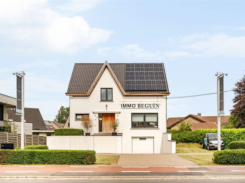 Dit kantoorgebouw + appartement/extra kantoor met parking en tuin is ideaal commercieel gelegen genietend van visibiliteit. <br />
Tevens ideale opbre