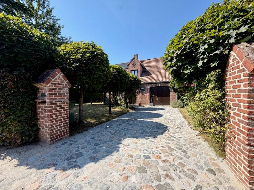 Rustig en landelijk gelegen woning in Kumtich met onder meer 3 slaapkamers, een garage, veel natuurlijke lichtinval en een aangename, groene tuin. De