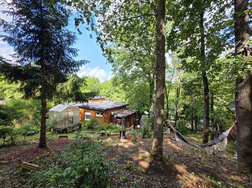 Barvaux (Durbuy) : Joli chalet dans un cadre verdoyant implanté sur une belle parcelle arborée de 1.366 m², ce chalet bénéficie d'un environnement cal