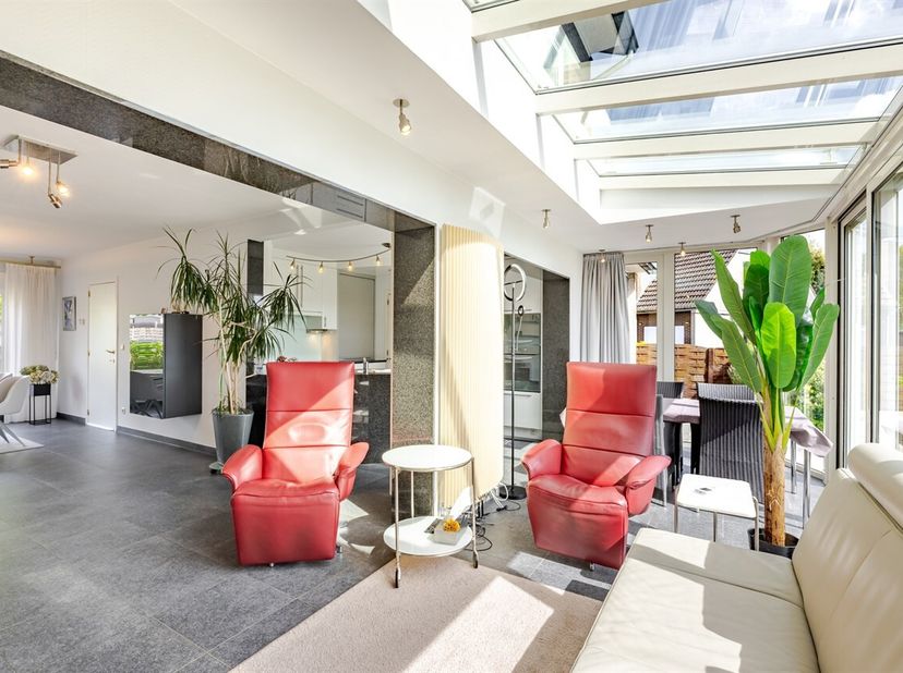 Deze in 2010 gerenoveerde halfopen bebouwing is rustig gelegen op een perceel van 450m² in een aangename woonwijk in Welle, en toch op korte afstand v