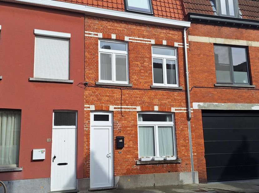 Prachtig gelegen en instapklare woning in het hart van Assebroek, met scholen, diverse winkels en openbaar vervoer op wandelafstand. De eigendom werd