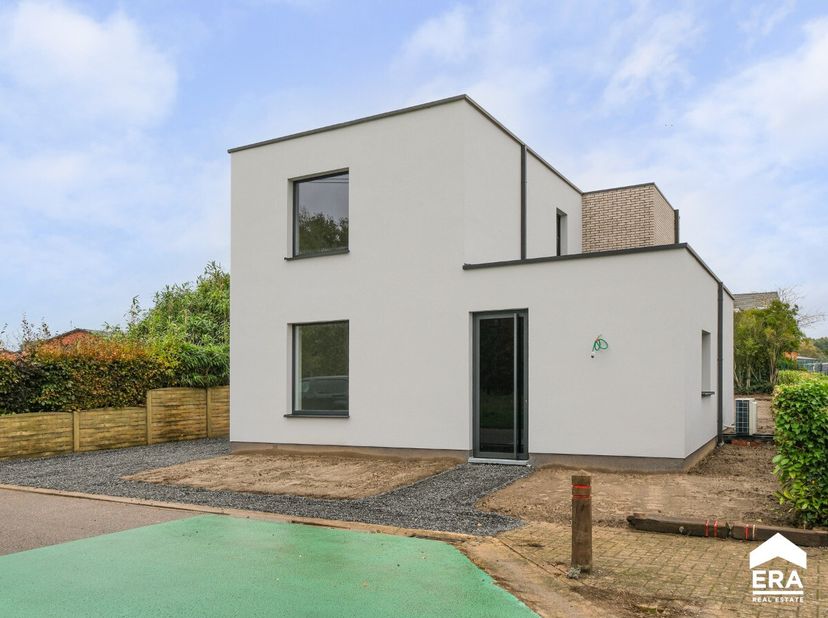 [[ DIT PAND NEEMT DEEL AAN DE ERA OPEN HUIZEN DAG OP 13/6 VAN 14:30 TOT 15:30 ]] Energiezuinige woning met drie slaapkamers en tuin, gelegen in een gr