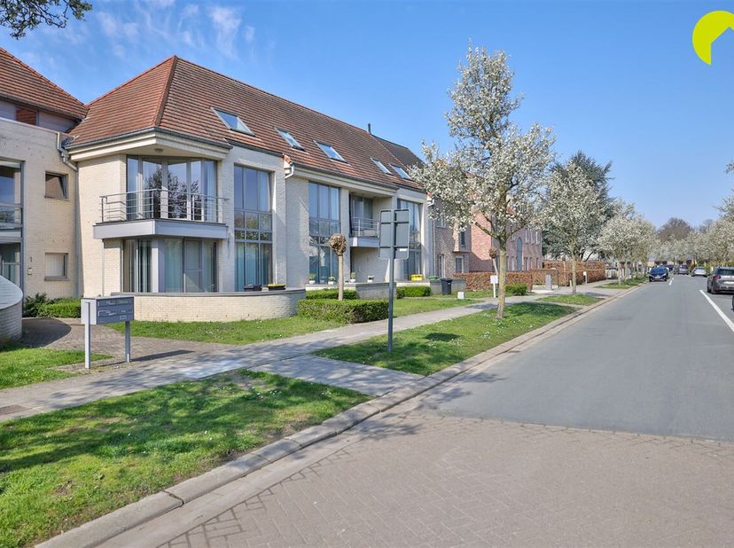 IN OPTIE<br />
Op de 1e verdieping van dit verzorgde gebouw uit 2003 vinden we dit duplex hoekappartement met dakterras.<br />
Bij het appartement wor