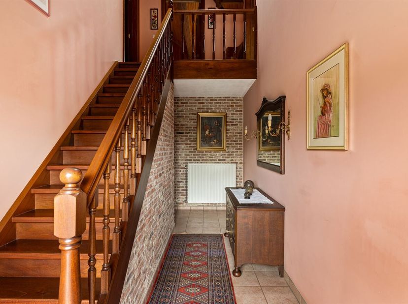 Charmante gezinswoning met 3 slaapkamers op 702m²<br />
Ligging:<br />
Rustig gelegen in de kindvriendelijke wijk Oosthoven, met winkels, scholen en v