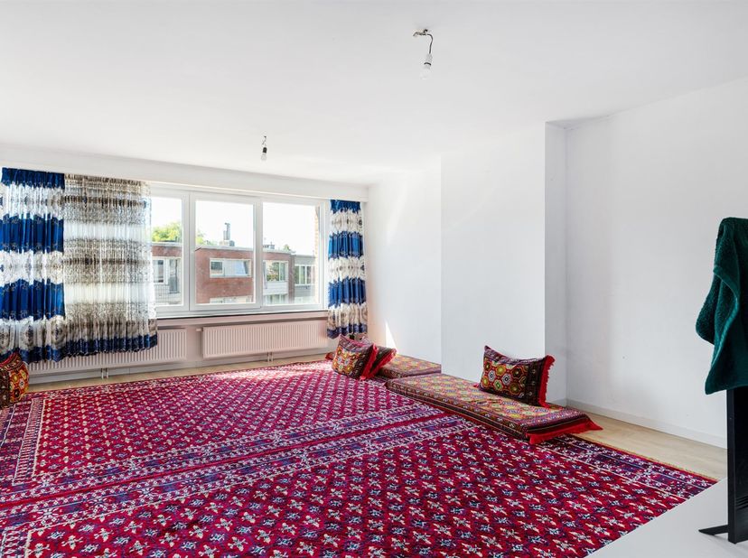 Ruim appartement met 2 slaapkamers en terras<br />
<br />
Dit appartement bevindt zich op de tweede verdieping van een kleinschalig gebouw, gelegen