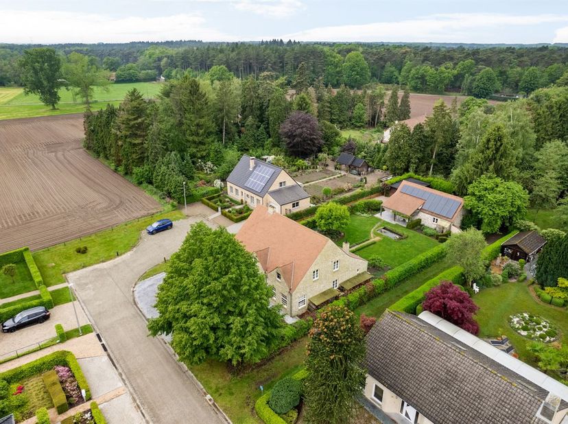 Cette maison familiale étonnamment spacieuse et bien agencée se trouve dans la rue Pater Voordeckersstraat à Grobbendonk, dans une impasse tranquille,