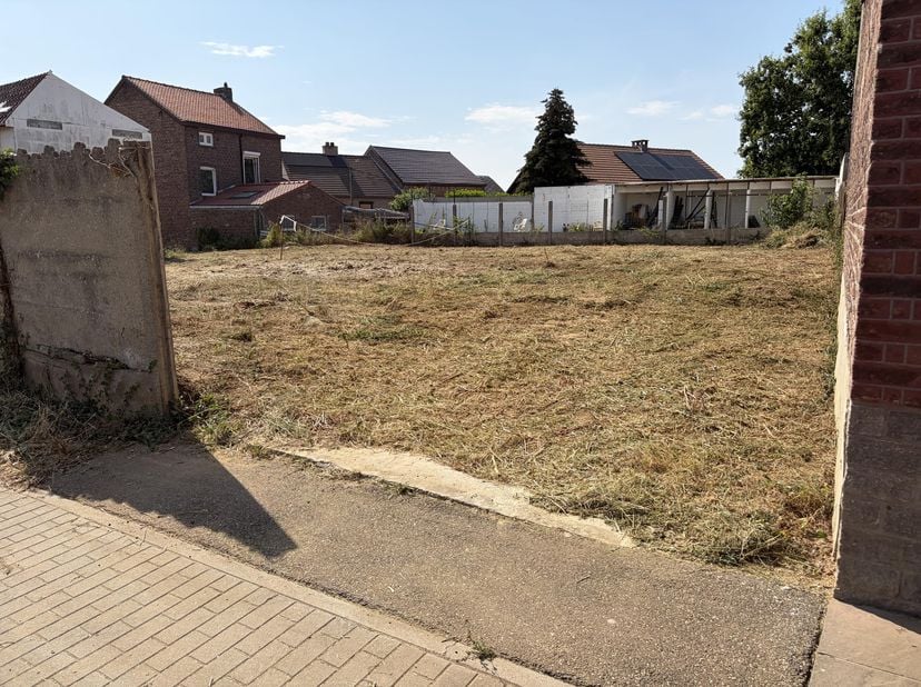 <br />
Het goed is gelegen in de Kapelstraat( naast nr 20)  in de landelijke en mooie gemeente te Attenhoven. <br />
<br />
Het terrein is volledig ge