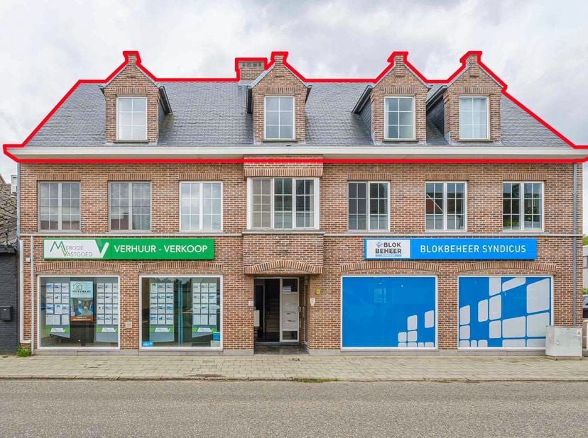 LOT 3: DAKAPPARTEMENT - <br />
<br />
Gemeente LAAKDAL (Veerle) – 1e afdeling.<br />
In een gebouw met handelsruimten, woongelegenheden en garages, de