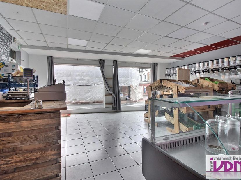 Surface commerciale située en plein centre-ville comprenant une surface utile d'environ 30m², un petit débarras, un WC séparé et une cave. N'est pas i