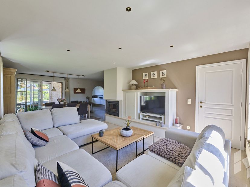 Ruime, instapklare woning (270 m²) met een lichtrijke leefruimte, 4 slaapkamers, 2 badkamers en een inpandige garage.<br />
Vanuit de veranda heb je e