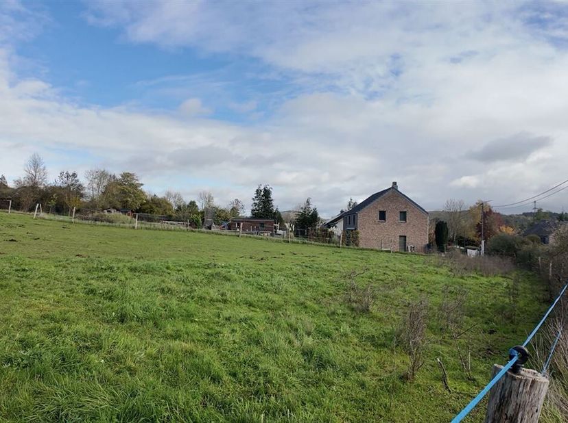 Deze twee aantrekkelijke kavels zijn ideaal gelegen op loopafstand van het centrum van Barvaux-sur-Ourthe. Dankzij hun ligging bieden ze zowel rust al