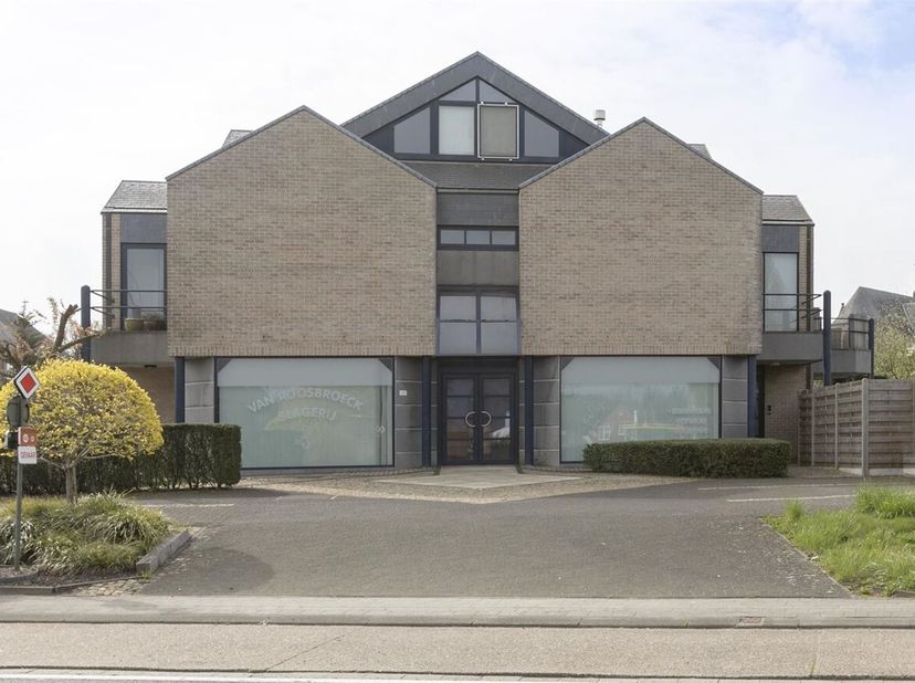 Opbrengsteigendom bestaande uit handelszaak met twee appartementen op 14a32ca.<br />
Ligging: Op een drukke verbindingsweg nabij het centrum van Zitta