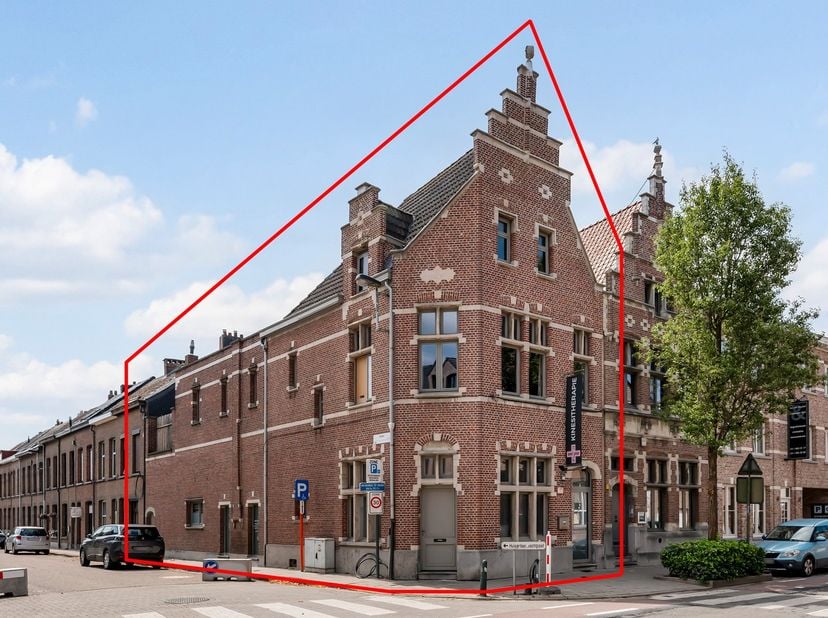 TE KOOP – Karaktervol pand met praktijkruimte op toplocatie in Lier.<br />
<br />
