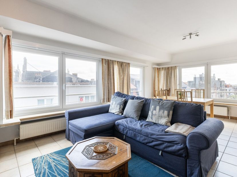 Blankenberge: Lichtrijk hoekappartement vlakbij zee met 1 slaapkamer en vrij zicht! Op de 5e verdieping van deze kleinschalige residentie vinden we di