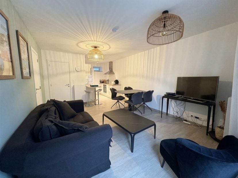 MCA Immobilier vous propose cette agréable maison trois façades d’une superficie de 99 m², idéalement située à Tohogne. Le bien se compose, au rez-de-