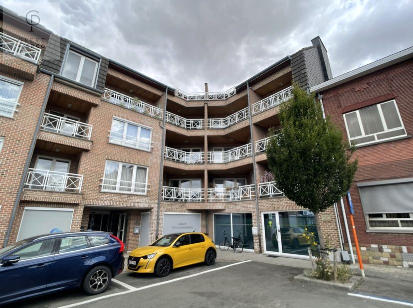 Welkom in het hart van Landen, waar dit ruime duplex appartement je meteen zal verrassen.<br />
<br />
Gelegen in Residentie De Wijngaard, pal aan het