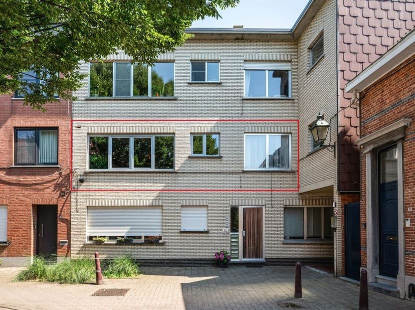 Gerenoveerd appartement met 2 slpks en garage pal in het centrum<br />
Het appartement is gelegen in een residentie van zes appartementen, gebouwd in