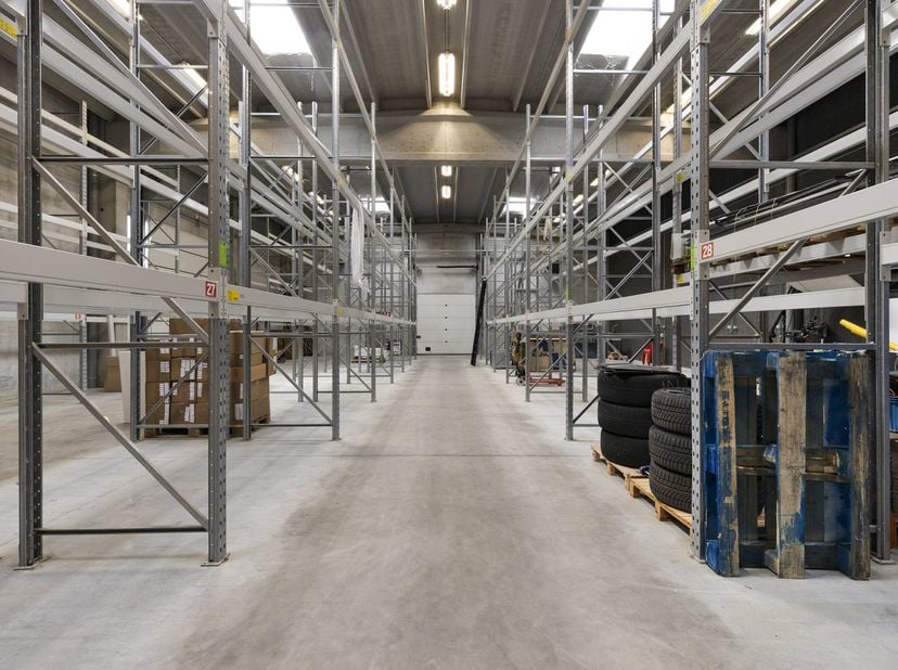Zoekt u een instapklare loods met een uitstekende toegankelijkheid? Ontdek dit pand aan de Legeweg 165:<br />
<br />
Ruimte: 425 m² met gepolierde bet
