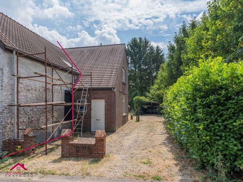In het groen gelegen halfopen bebouwing met kelderverdieping en carport op slechts 100m van de Zuid-Willemsvaart<br />
<br />
Troeven<br />
- Geleg