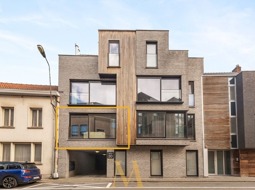 Dit recente en energiezuinige appartement (bouwjaar 2018 – EPC Label A) geniet van een uitstekende ligging in het centrum van Waregem, op wandelafstan