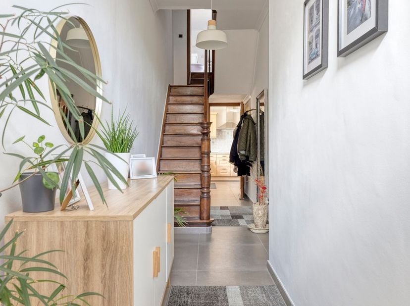 Deze charmante open bebouwing is gelegen aan de Joris van Oostenrijkstraat 17 in Kuringen, een absolute toplocatie op wandelafstand van winkels, schol